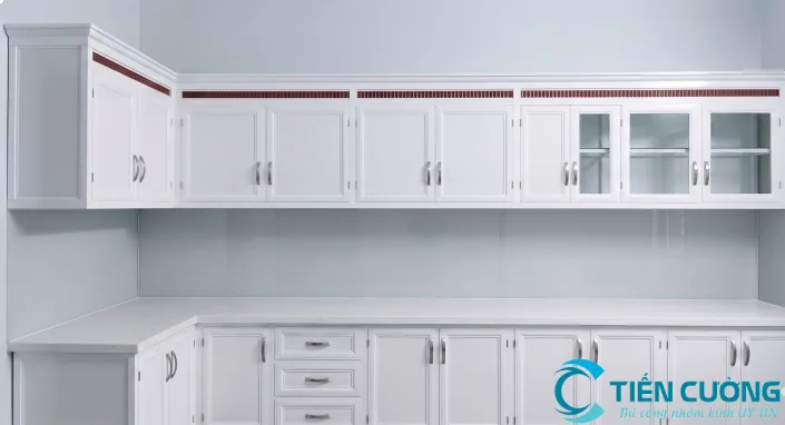Tủ bếp nhôm Alu: Báo giá & 20+ mẫu đẹp tại TP.HCM - hình ảnh thực tế Thiết kế tủ bếp nhôm kính đơn giản hiện đại