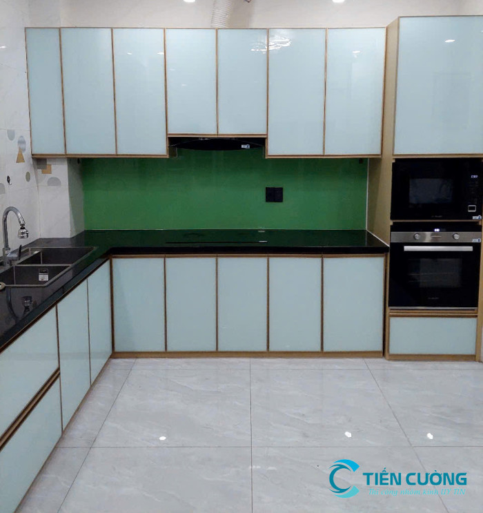 Tủ bếp nhôm kính màu trắng sang trọng cho nhà nhỏ