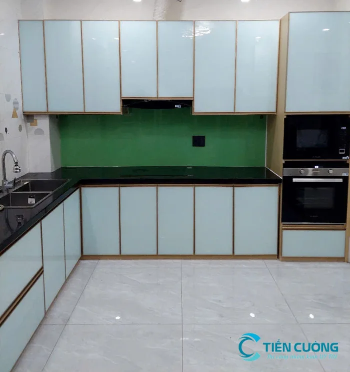 Lắp Đặt Tủ Bếp Nhôm Kính Cho Nhà Nhỏ Đẹp, Tối Ưu Diện Tích - hình ảnh thực tế Tủ bếp nhôm kính màu trắng sang trọng cho nhà nhỏ
