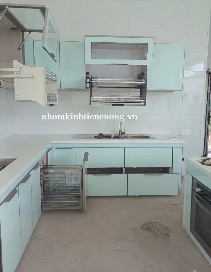Mẫu tủ bếp nhôm kính cánh kính màu trắng sứ cao cấp