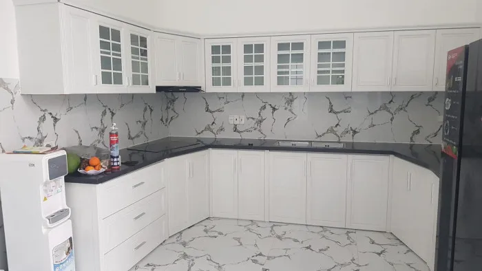 Tủ bếp nhôm kính màu trắng sứ bền đẹp theo thời gian