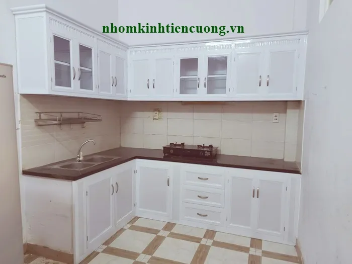 Thi công tủ bếp nhôm kính màu trắng sứ tại Tân Bình