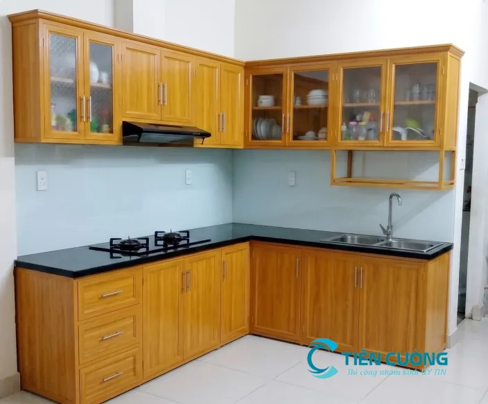 Tủ bếp nhôm Alu: Báo giá & 20+ mẫu đẹp tại TP.HCM - hình ảnh thực tế Mẫu tủ bếp nhôm kính thường đẹp