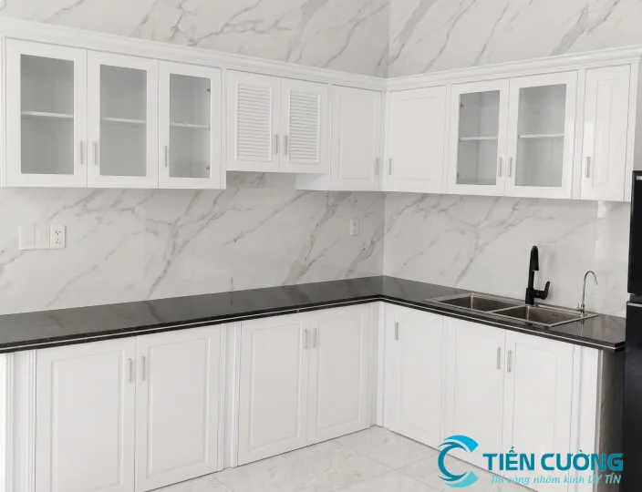Tủ bếp nhôm Alu: Báo giá & 20+ mẫu đẹp tại TP.HCM - hình ảnh thực tế Báo giá tủ bếp nhôm thường tiết kiệm chi phí