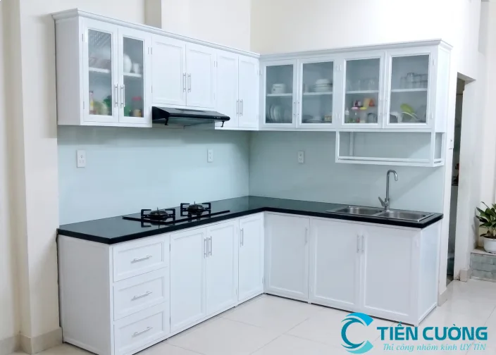Tủ bếp nhôm Alu: Báo giá & 20+ mẫu đẹp tại TP.HCM - hình ảnh thực tế Thiết kế tủ bếp nhôm thường phong cách mới