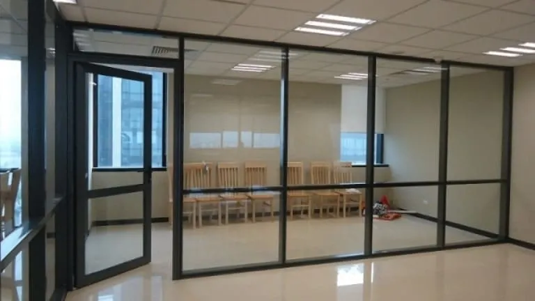 Vách Kính Khung Nhôm Đẹp, Bền, Giá Tốt TPHCM hiện nay - hình ảnh thực tế Vách kính khung nhôm showroom hiện đại