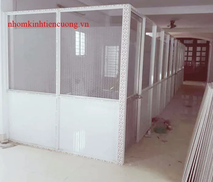 Báo Giá Vách Ngăn Nhôm Kính Mới 2026 Cho Phòng Ngủ - Phòng Khách - hình ảnh thực tế Vách ngăn nhôm kính 1