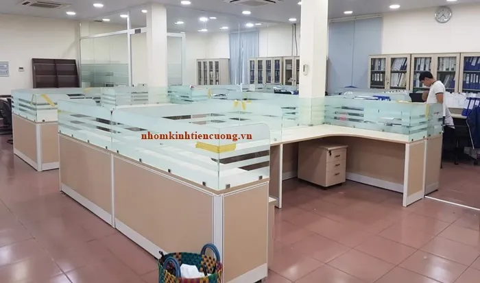 Lắp đặt vách ngăn nhôm kính cho văn phòng làm việc