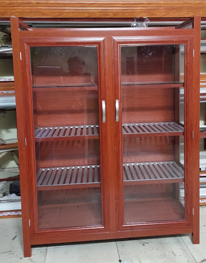 Các Mẫu Tủ Chén Bằng Nhôm Đẹp được ưa chuộng – Bền, Giá Rẻ, Xu Hướng Mới - hình ảnh thực tế Tủ chén nhôm giả gỗ đẹp sang trọng