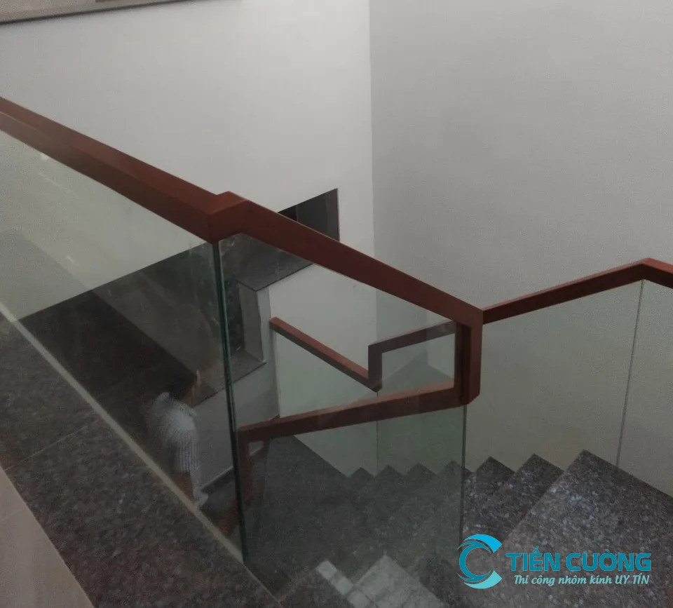 Lan can kính cường lực 4