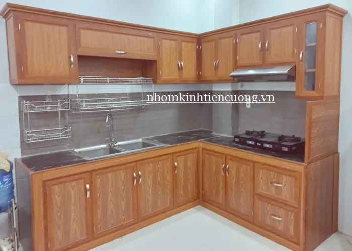 Tủ Bếp Nhôm Giả Gỗ Cao Cấp: Báo Giá & Mẫu Đẹp Nhất - hình ảnh thực tế tủ bếp nhôm giả gỗ