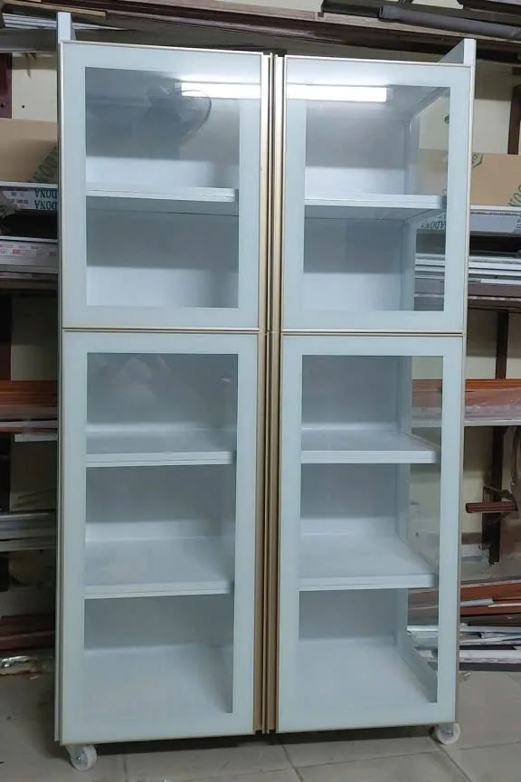 Các Mẫu Tủ Chén Bằng Nhôm Đẹp được ưa chuộng – Bền, Giá Rẻ, Xu Hướng Mới - hình ảnh thực tế Tủ chén nhôm kính cao cấp đẹp hiện đại