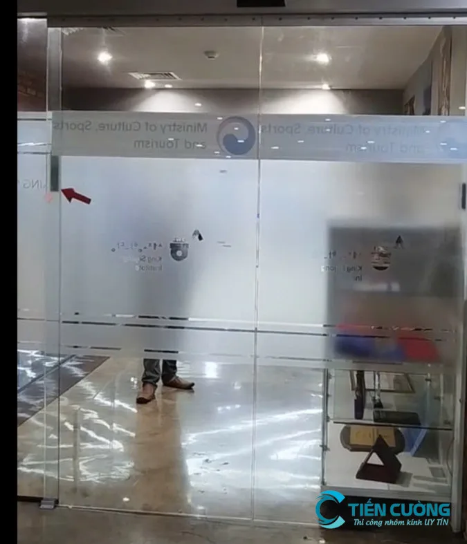 Cửa Tự Động TP.HCM Đẹp, Hiện Đại, Báo Giá Mới Nhất - Tiến Cường - hình ảnh thực tế Cửa kính tự động cảm biến cho văn phòng hiện đại