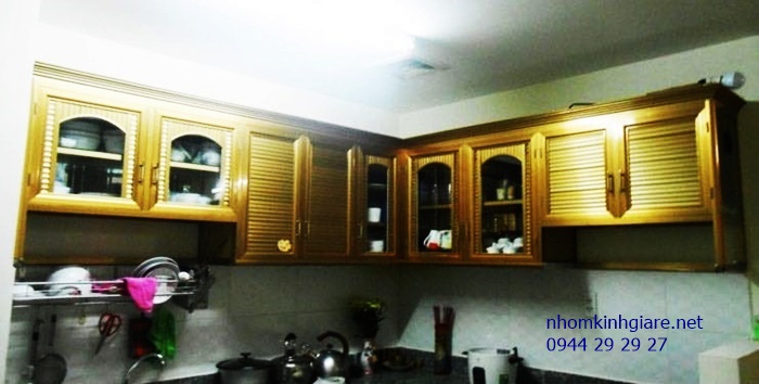tủ bếp nhôm kính màu vàng