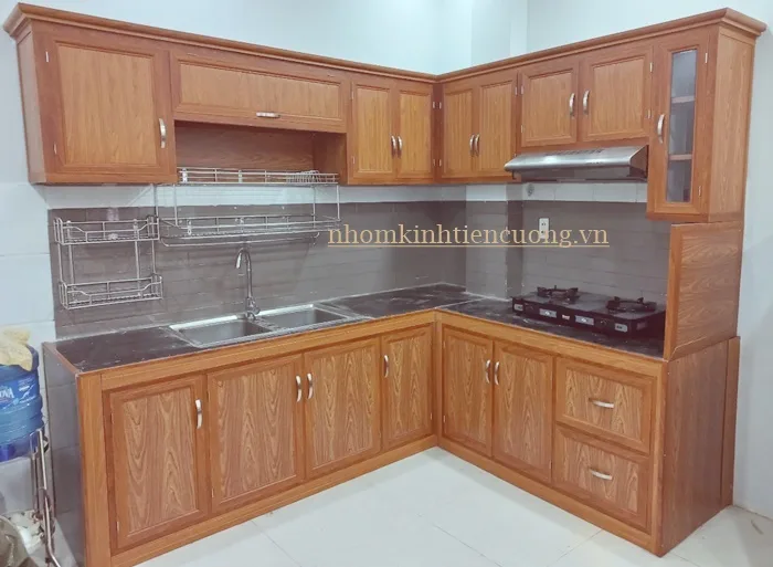 Mẫu tủ bếp nhôm kính vân gỗ đẹp hiện đại