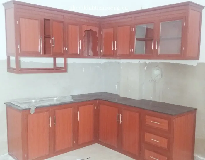 Tủ bếp nhôm kính cao cấp vân gỗ sang trọng