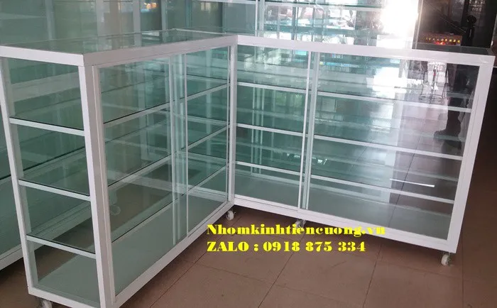 Tủ Bán Hàng Nhôm Kính Giá Bao Nhiêu? Báo Giá Mới Nhất - hình ảnh thực tế Tủ kính cường lực bán hàng bền đẹp cao cấp