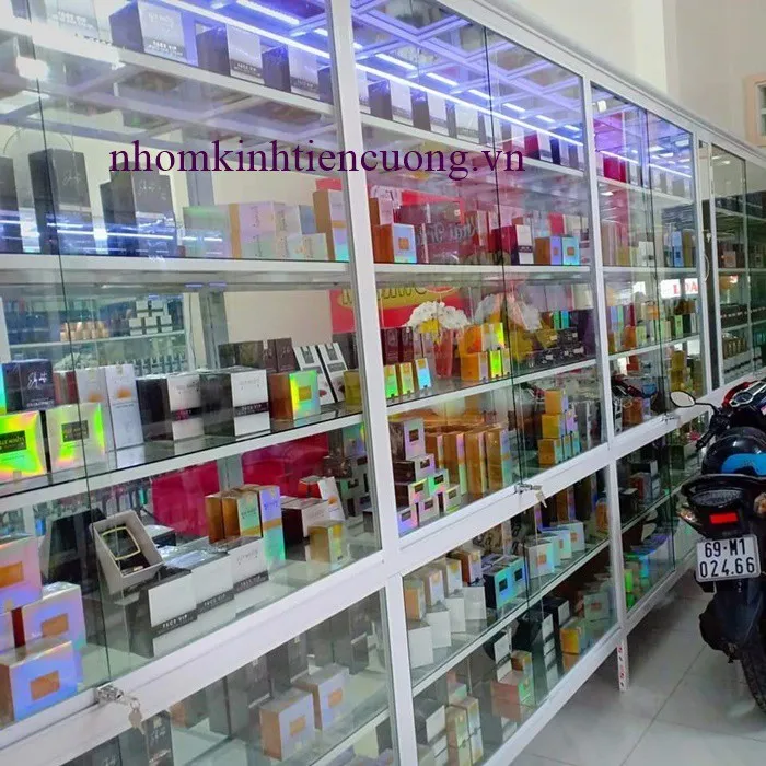 Tủ Bán Hàng Nhôm Kính Giá Bao Nhiêu? Báo Giá Mới Nhất - hình ảnh thực tế Gia công tủ bán hàng nhôm kính theo kích thước riêng