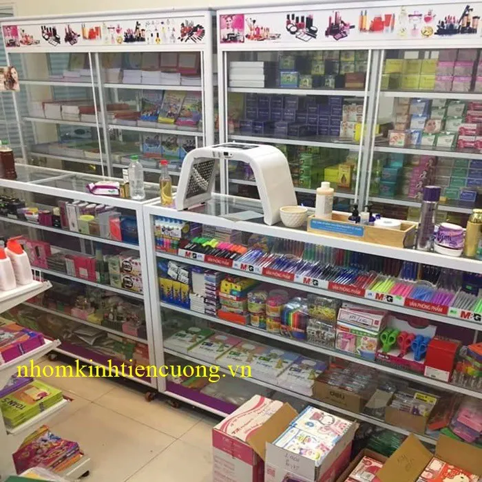 Tủ Bán Hàng Nhôm Kính Giá Bao Nhiêu? Báo Giá Mới Nhất - hình ảnh thực tế Tủ bán hàng mini nhôm kính tiện lợi cho cửa hàng