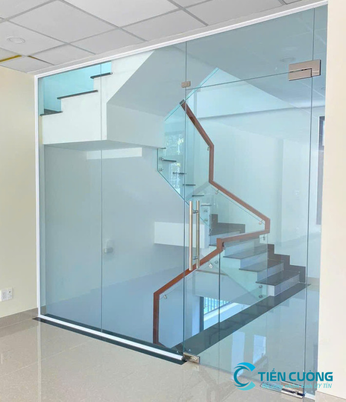 Mẫu cửa kính cường lực nhà phố đẹp hiện đại