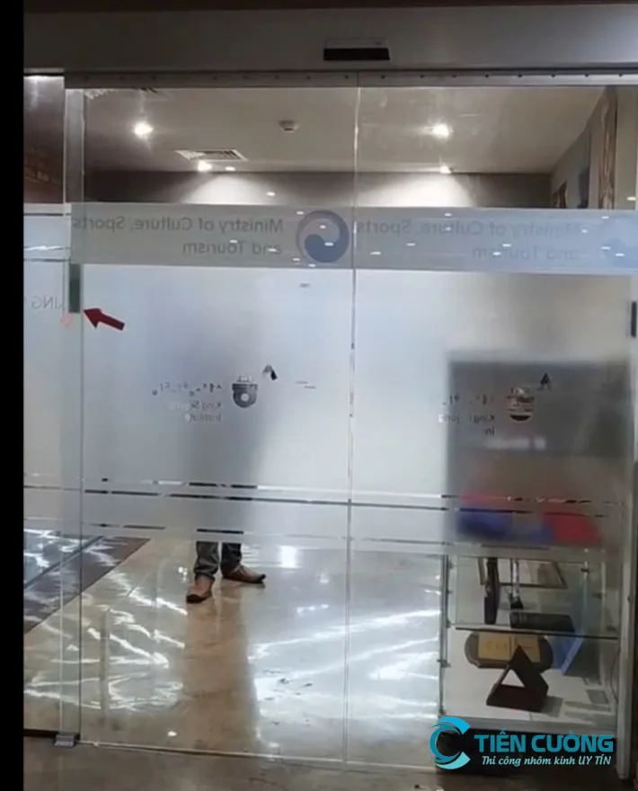 Cửa kính cường lực 2 cánh đẹp cao cấp