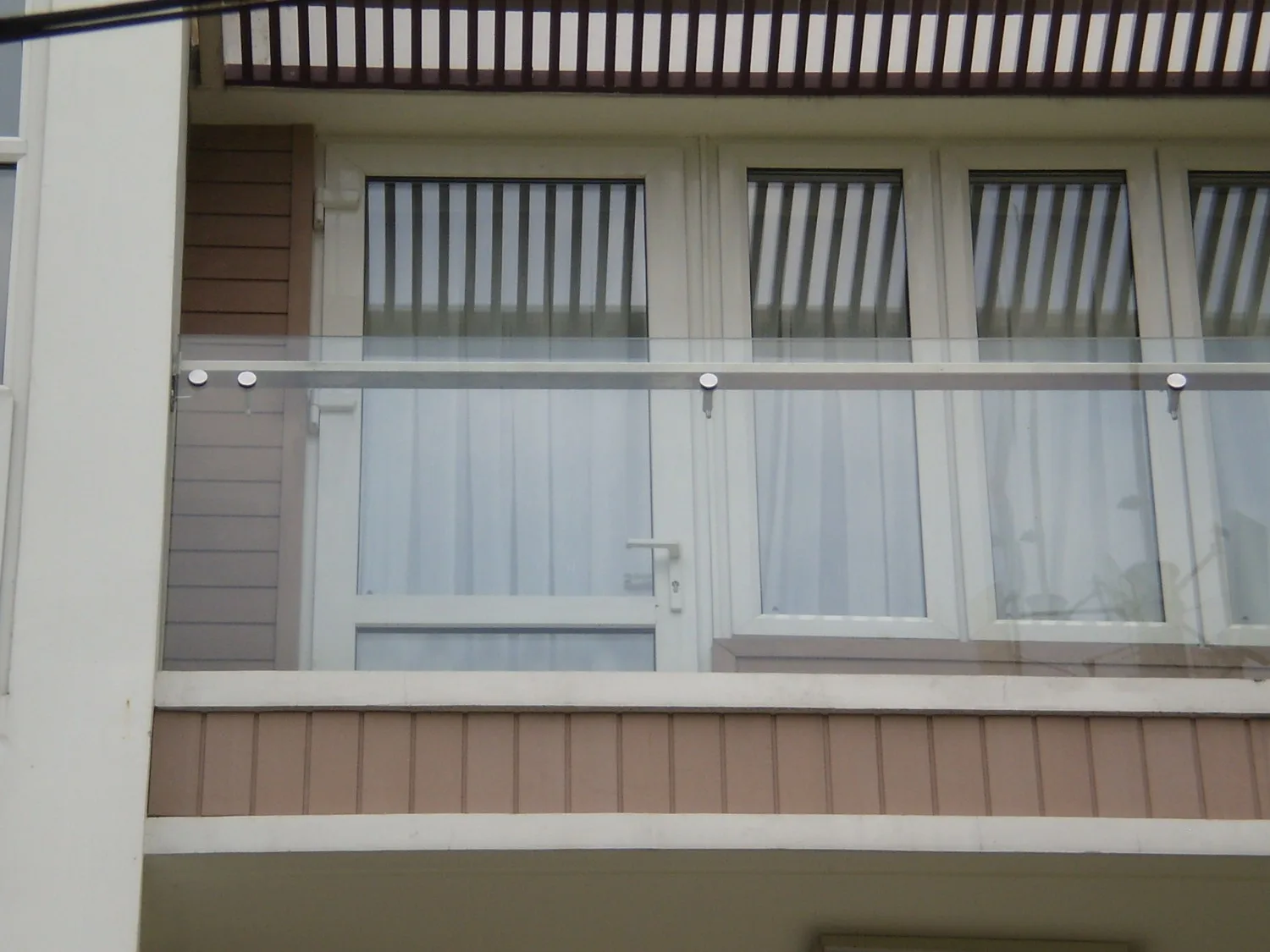 Lan Can Inox Kính Cường Lực Đẹp Hiện Đại TPHCM | Bền Sang Trọng - hình ảnh thực tế Lan can kính không trụ sang trọng cho biệt thự hiện đại