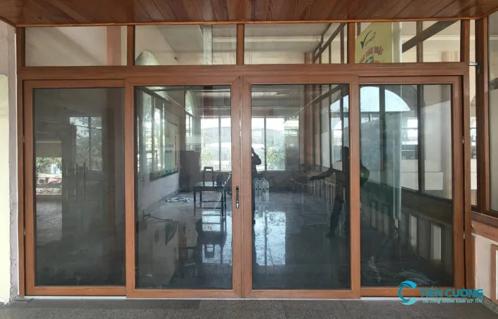 Mẫu cửa nhôm vân gỗ sang trọng xu hướng mới