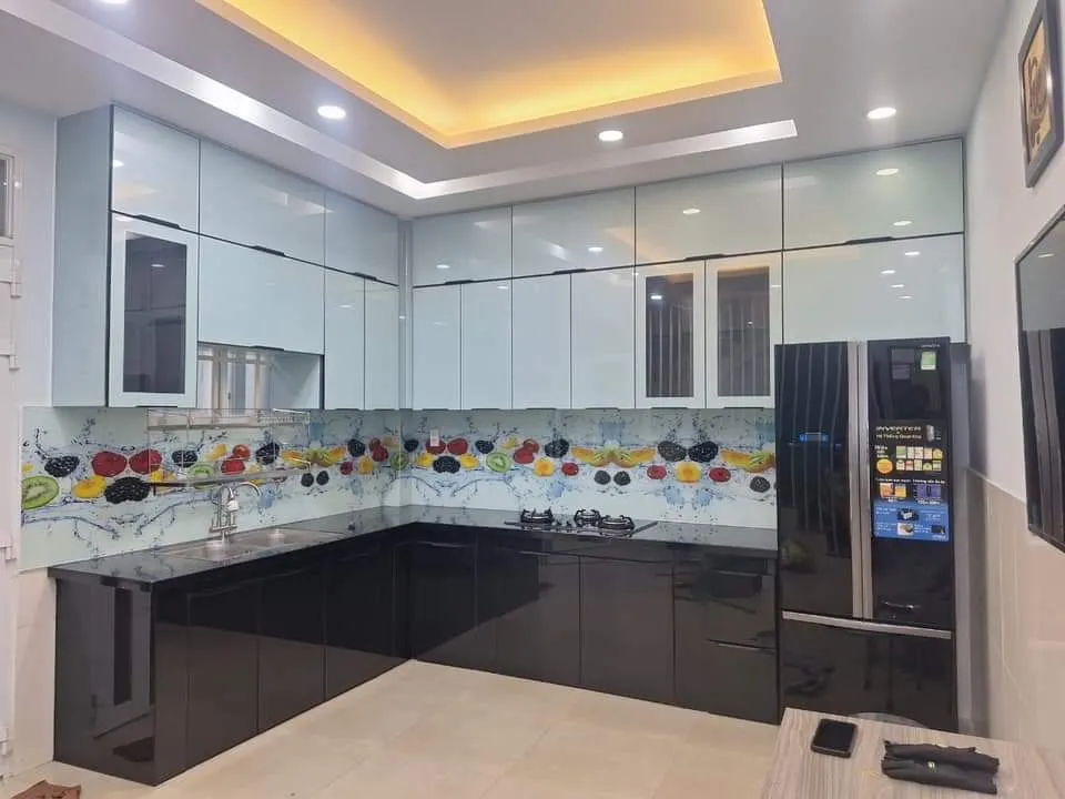 Kính màu xanh ngọc ốp bếp đẹp tinh tế