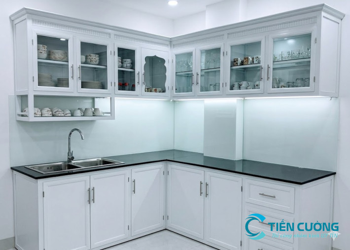 Mẫu kính màu ốp bếp trắng sữa đẹp hiện đại cho nhà phố