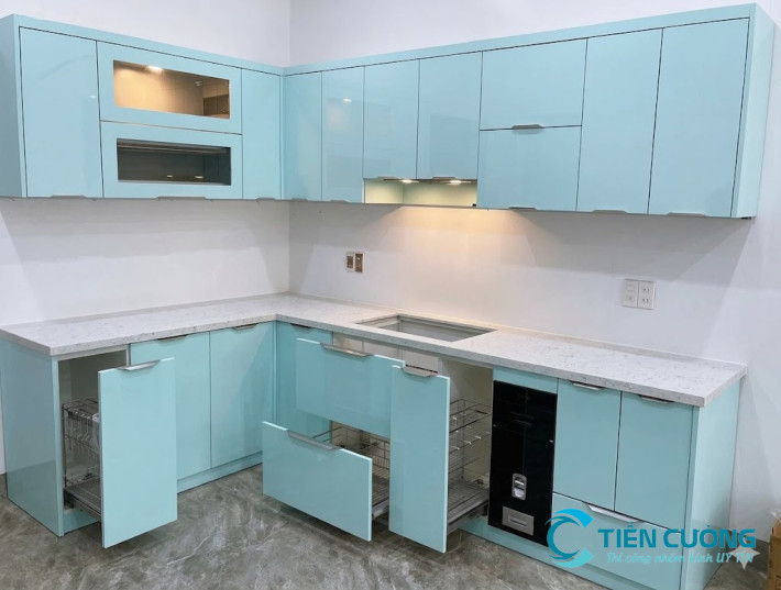 Mẫu kính màu xám khói ốp bếp hiện đại