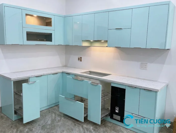 Mẫu kính màu xám khói ốp bếp hiện đại