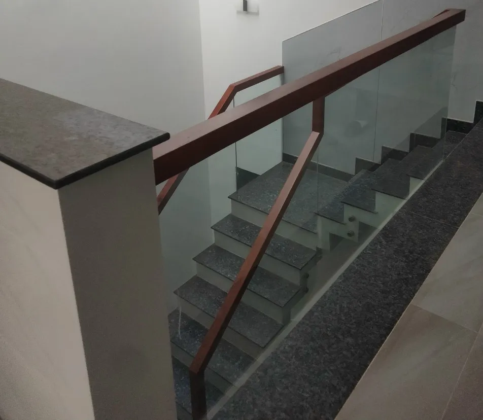 Lan can kính ban công đẹp an toàn và bền chắc