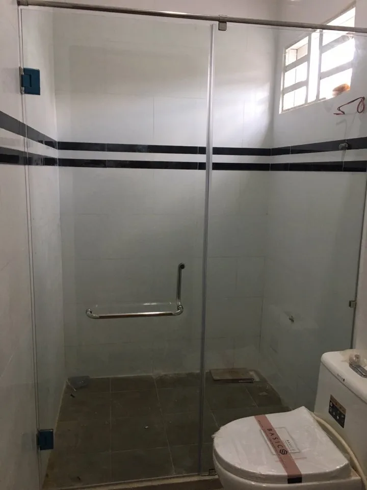 Thi công phòng tắm kính hiện đại theo yêu cầu