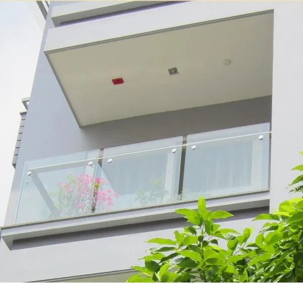 Lan can kính cầu thang đẹp tối giản hiện đại