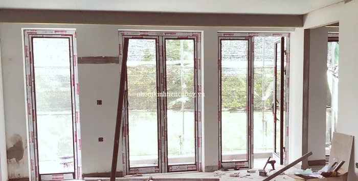 Cửa Nhôm Kính Cao Cấp TPHCM - Hiện Đại Cho Nhà Phố - hình ảnh thực tế Cửa nhôm kính phòng khách hiện đại