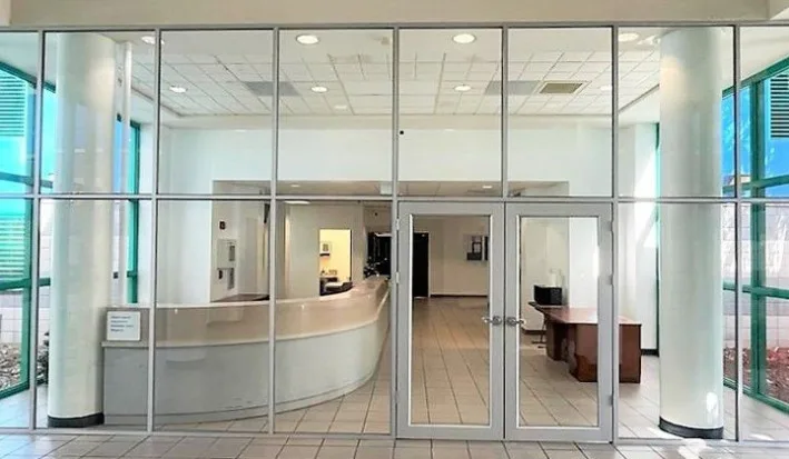 Cửa nhôm kính mặt tiền showroom cao cấp