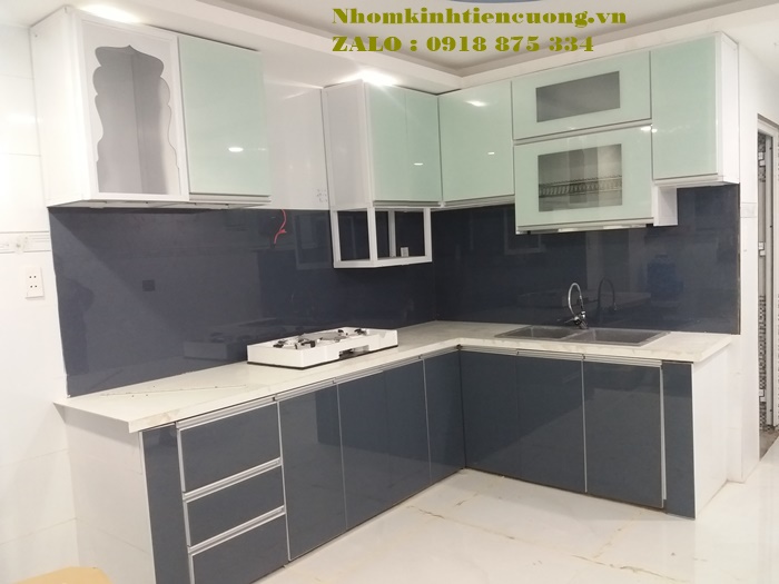Kính ốp bếp màu xám khói sang trọng