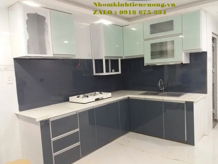 Kính Màu Ốp Bếp Loại Nào Tốt - Kinh Nghiệm Chọn Đẹp Bền Chuẩn - hình ảnh thực tế Kính ốp bếp màu xám khói sang trọng