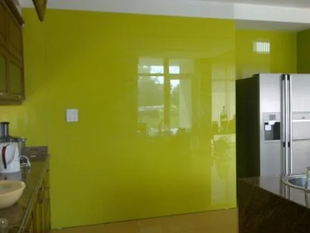 Kính màu ốp bếp cường lực trong nội thất gia đình