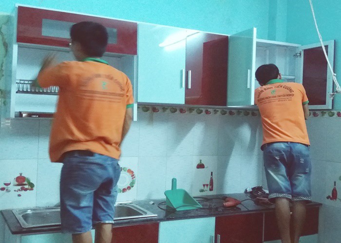 Thi công kính màu ốp bếp cường lực