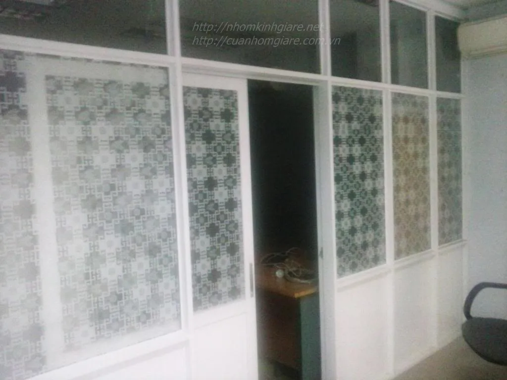 Vách kính cường lực phân chia không gian nội thất