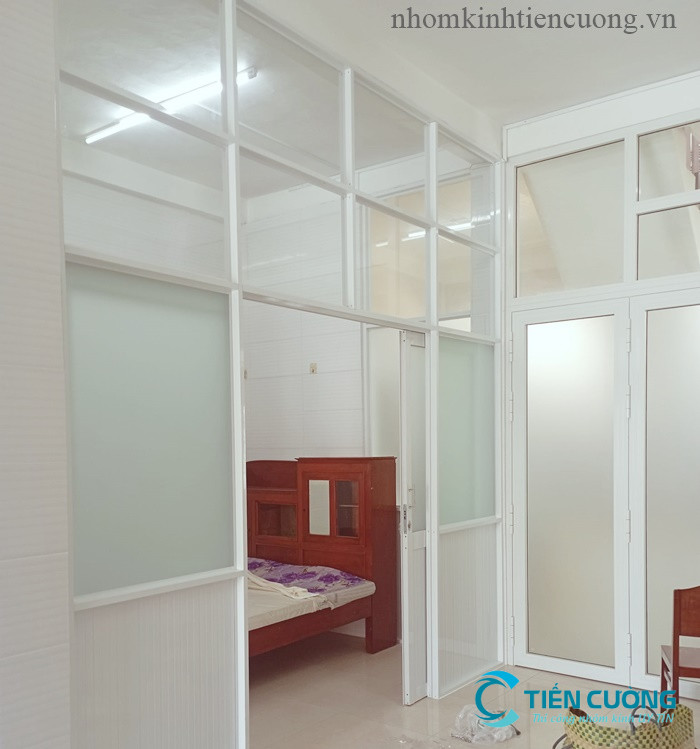 Vách ngăn nhôm kính phòng khách kết hợp cửa lùa tiết kiệm diện tích