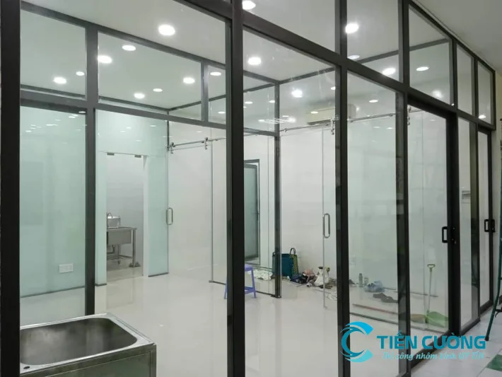 Mẫu vách ngăn nhôm kính phòng khách sang trọng được ưa chuộng