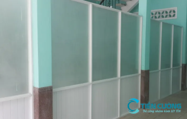 Mẫu vách ngăn nhôm kính phòng khách kính mờ cao cấp