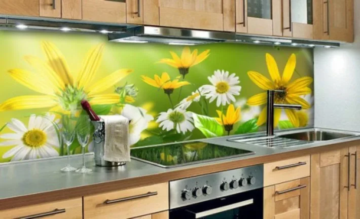 Thi công kính màu ốp bếp cường lực đẹp tại TPHCM