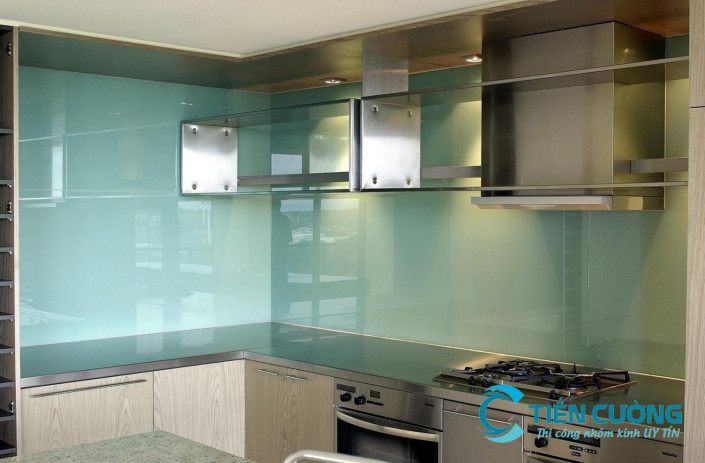 kính màu ốp bếp cường lực chống bám dầu mỡ