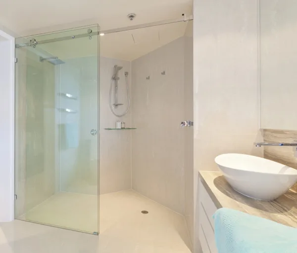 Phòng tắm kính sạch đẹp sau khi làm sạch định kỳ