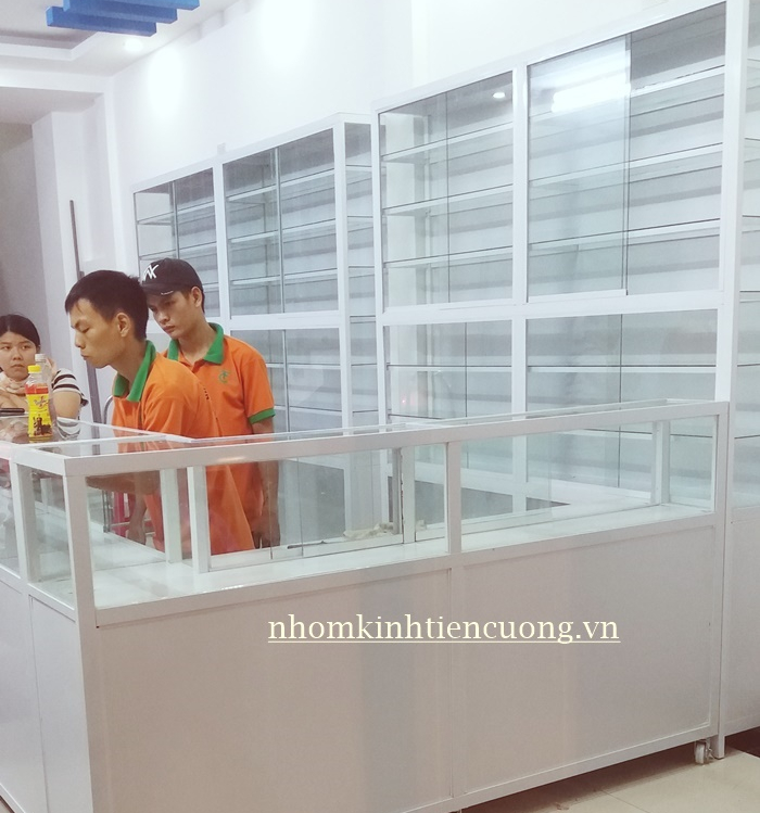 Đội ngũ thi công nhôm kính Hóc Môn uy tín