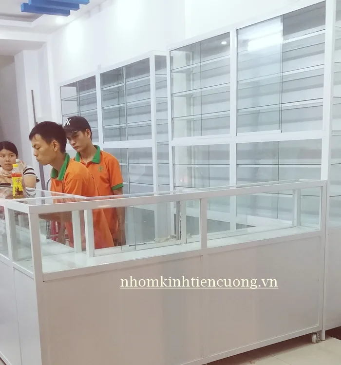 Cửa Hàng Nhôm Kính Hóc Môn Uy Tín – Thi Công Giá Xưởng TP.HCM - hình ảnh thực tế Đội ngũ thi công nhôm kính Hóc Môn uy tín