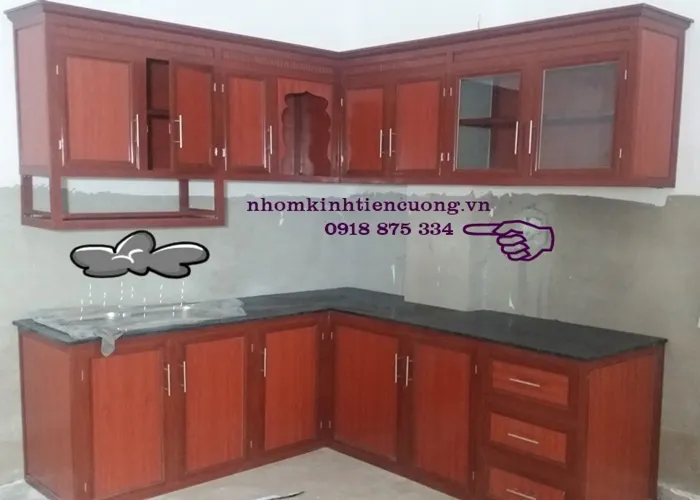 Mẫu tủ bếp nhôm kính vân gỗ sang trọng Quận 11